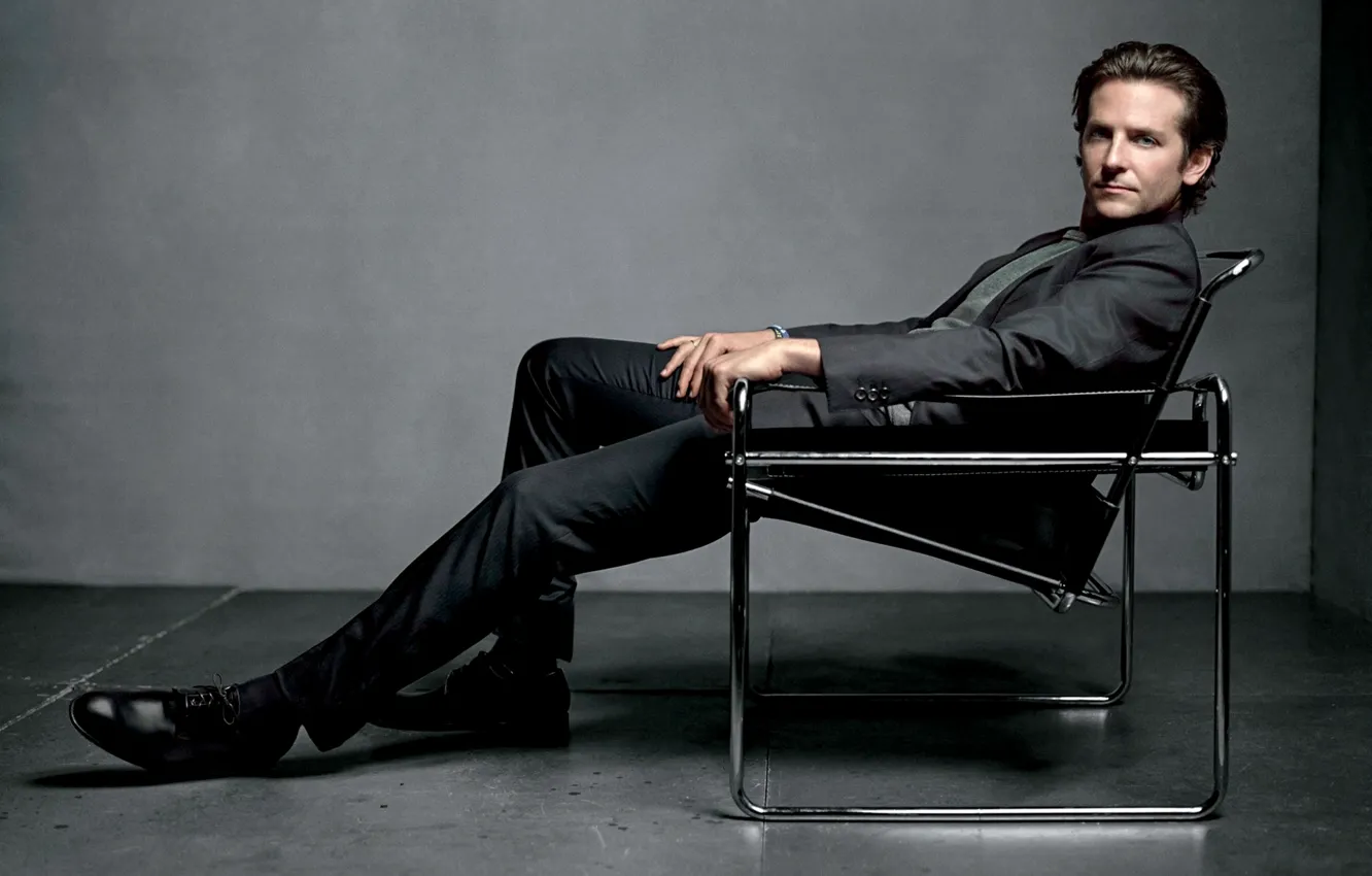 Фото обои стул, костюм, актер, мужчина, Брэдли Купер, Bradley Cooper