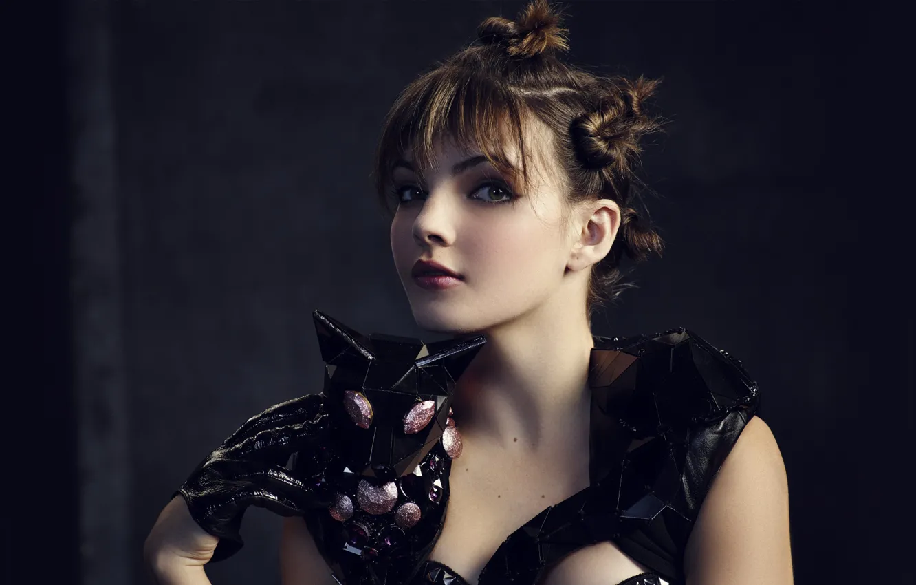 Фото обои взгляд, девушка, перчатки, зверёк, Camren Bicondova