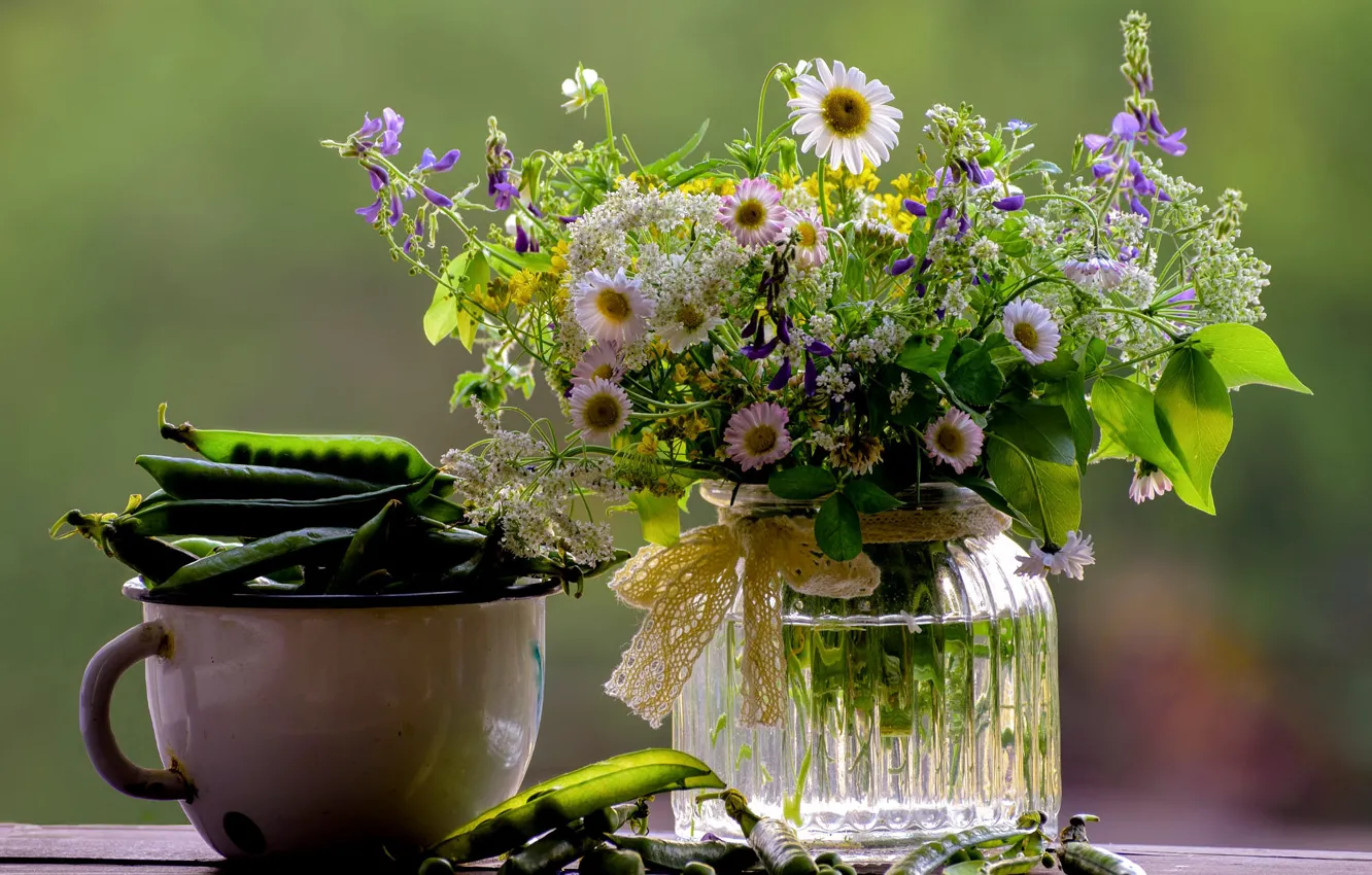 Фото обои цветы, стол, фон, ромашки, букет, горох, кружка, банка