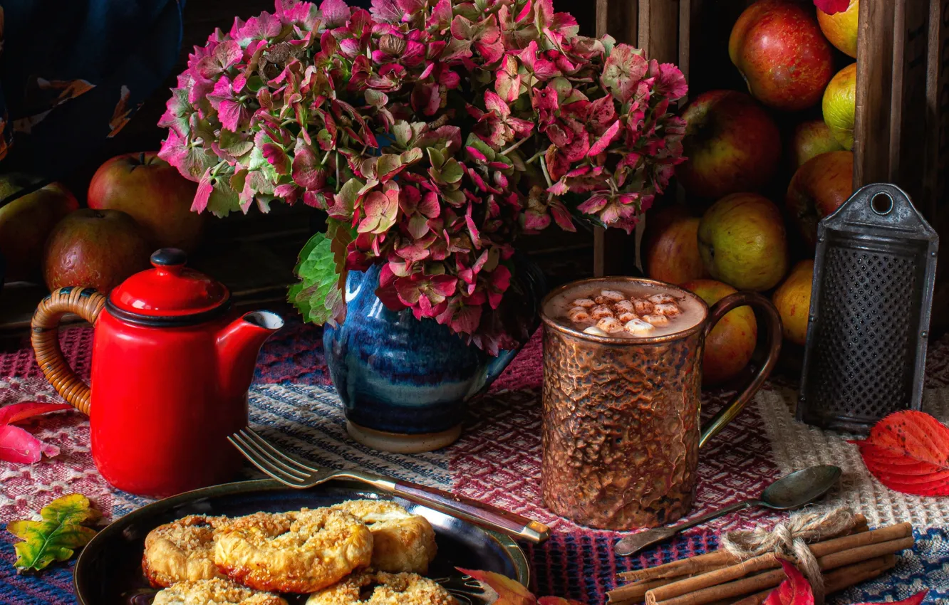 Фото обои листья, цветы, яблоки, чайник, печенье, натюрморт, корица, гортензия