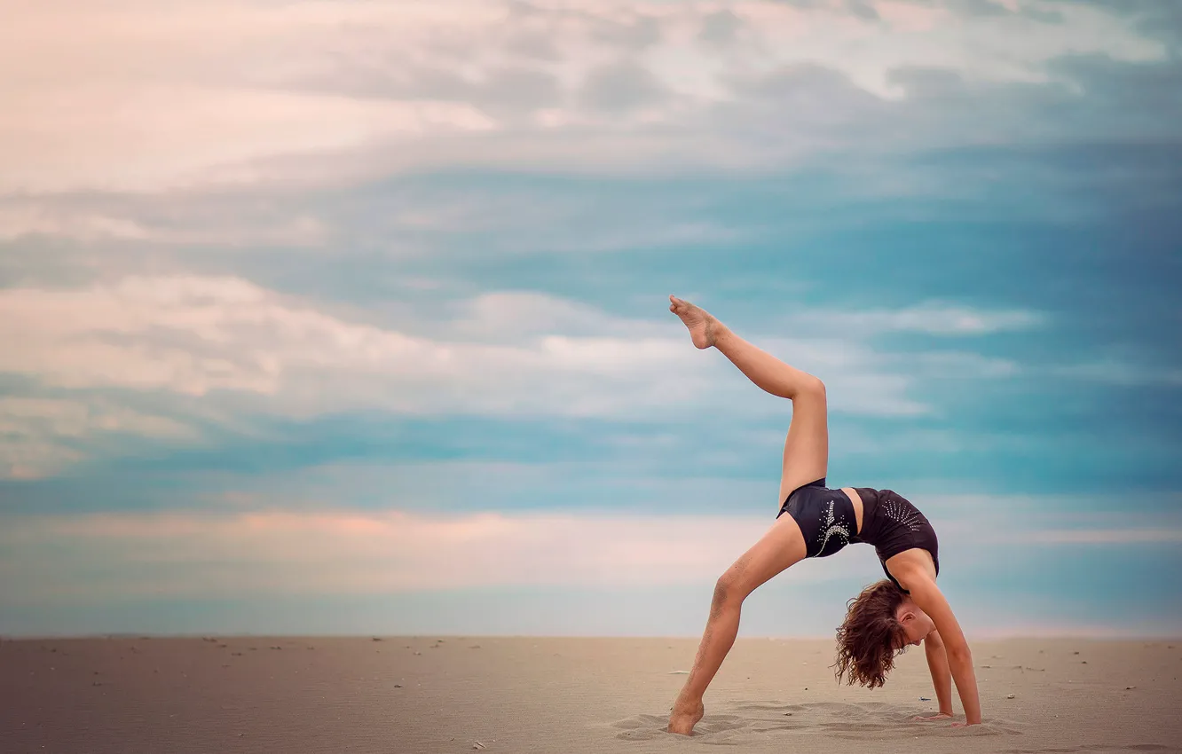 Фото обои песок, небо, грация, гимнастка, Alyssa