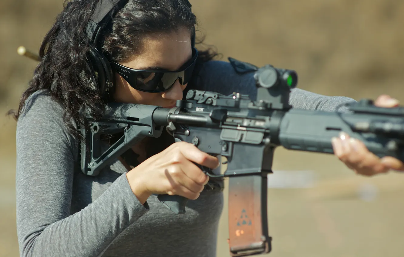 Фото обои woman, rifle assault, fire weapon