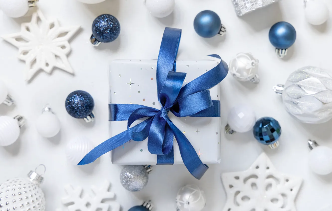Фото обои шарики, украшения, снежинки, синий, праздник, коробка, подарок, Рождество