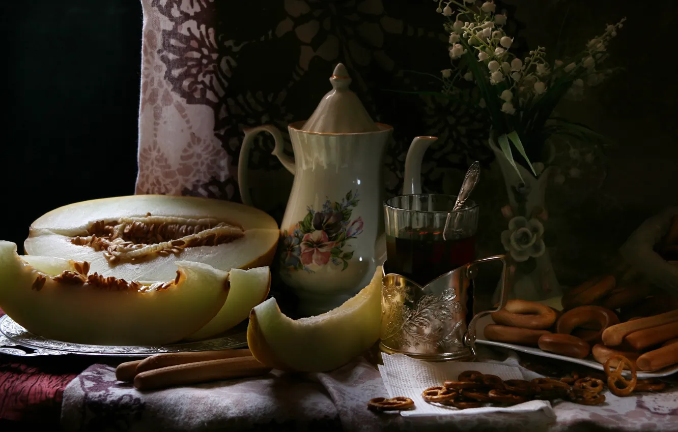 Фото обои стакан, темный фон, стол, чай, букет, чайник, печенье, чаепитие