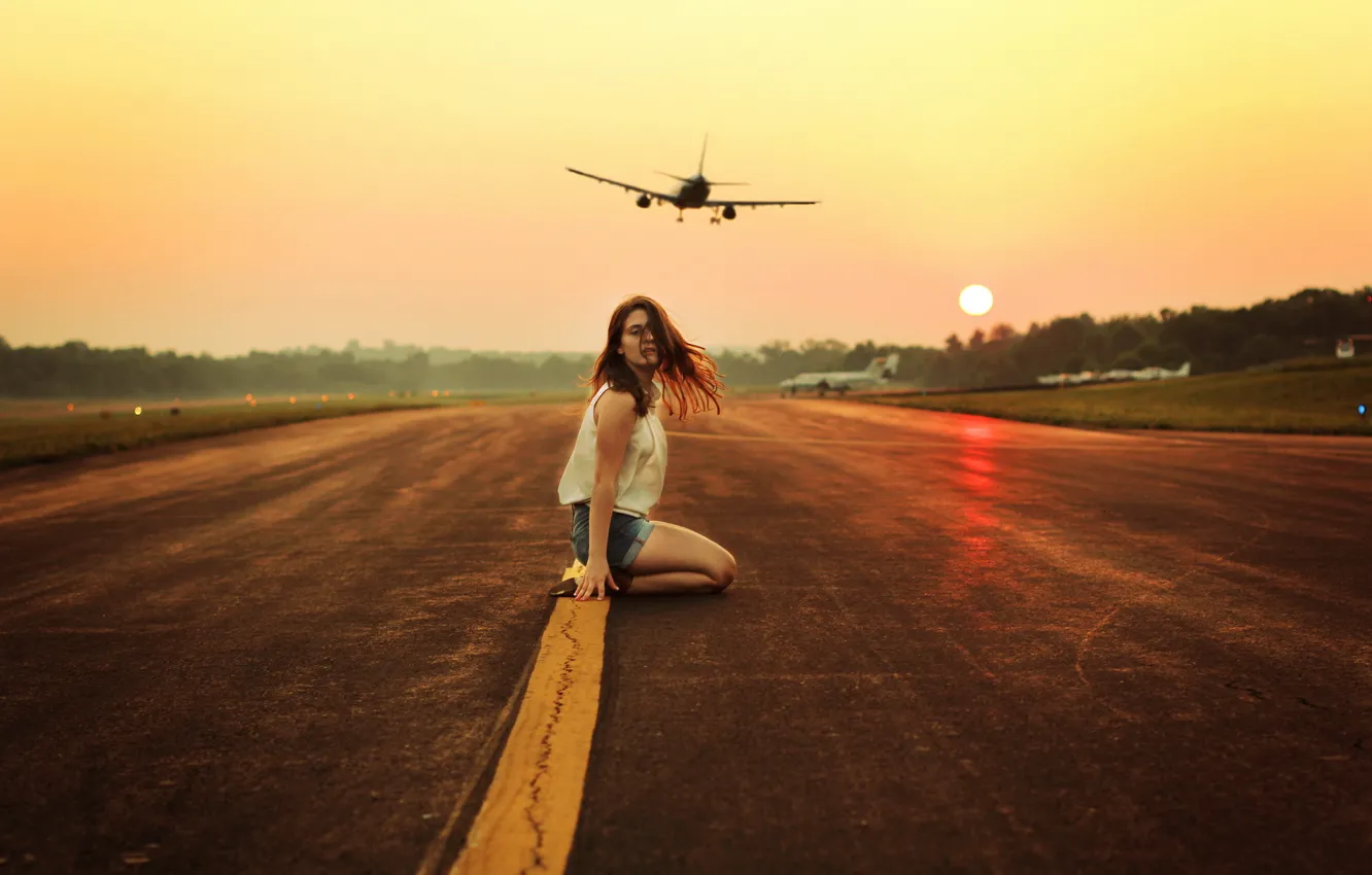 Фото обои девушка, самолёты, взлётная полоса