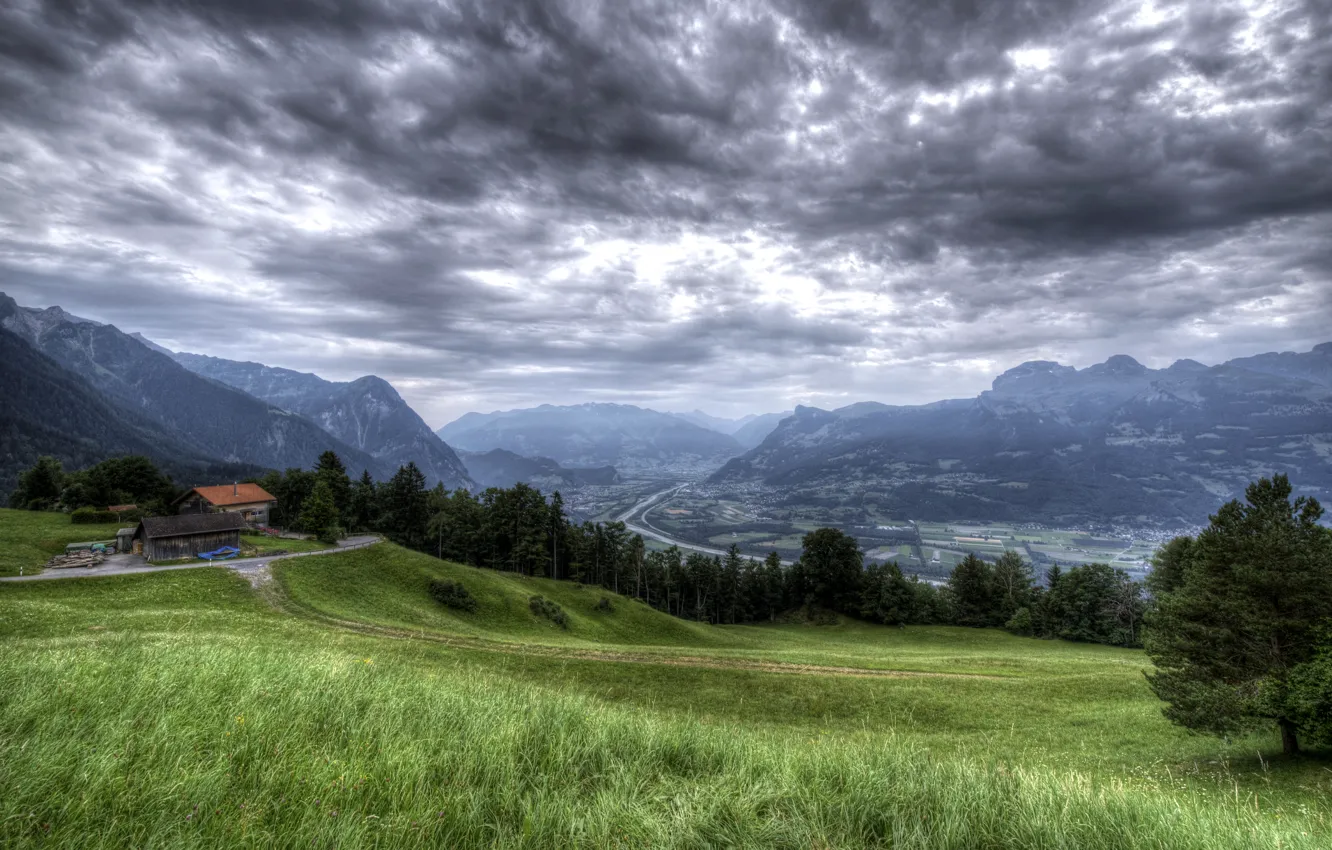 Фото обои трава, облака, деревья, горы, река, поля, долина, склон