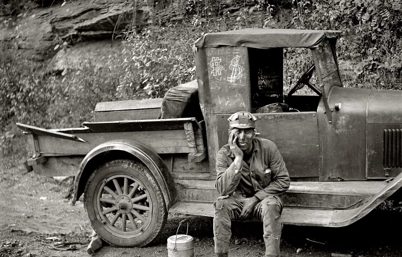 Фото обои мужик, грузовик, рабочий, черно-белое, отдыхает