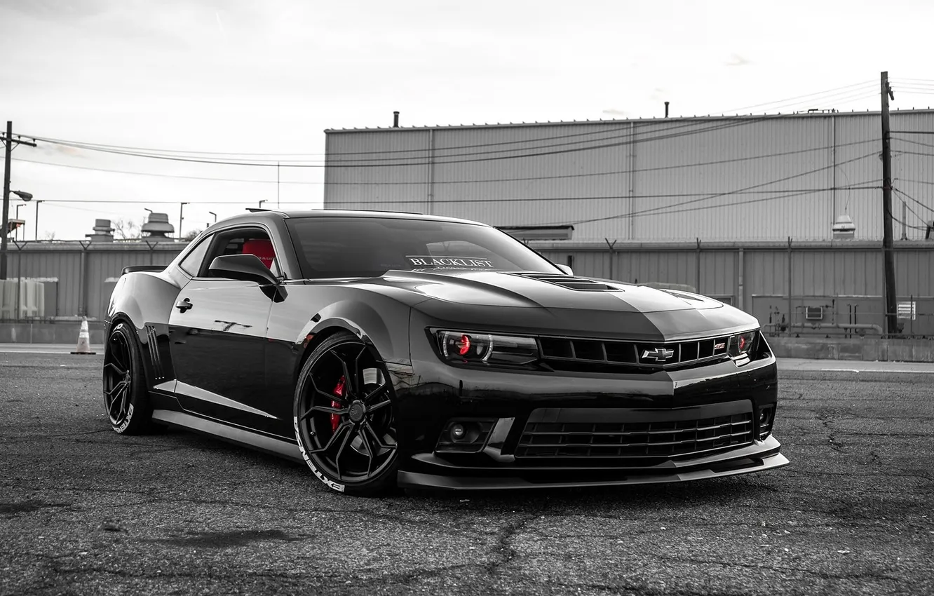 Фото обои черный, забор, здание, Chevrolet, Камаро, Шевроле, площадка, Chevrolet Camaro