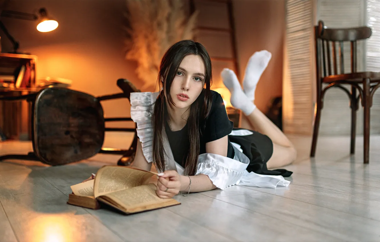 Фото обои платье, лежит, книга, шатенка, Ulyana, Алексей Юрьев, Alexey Yuryev