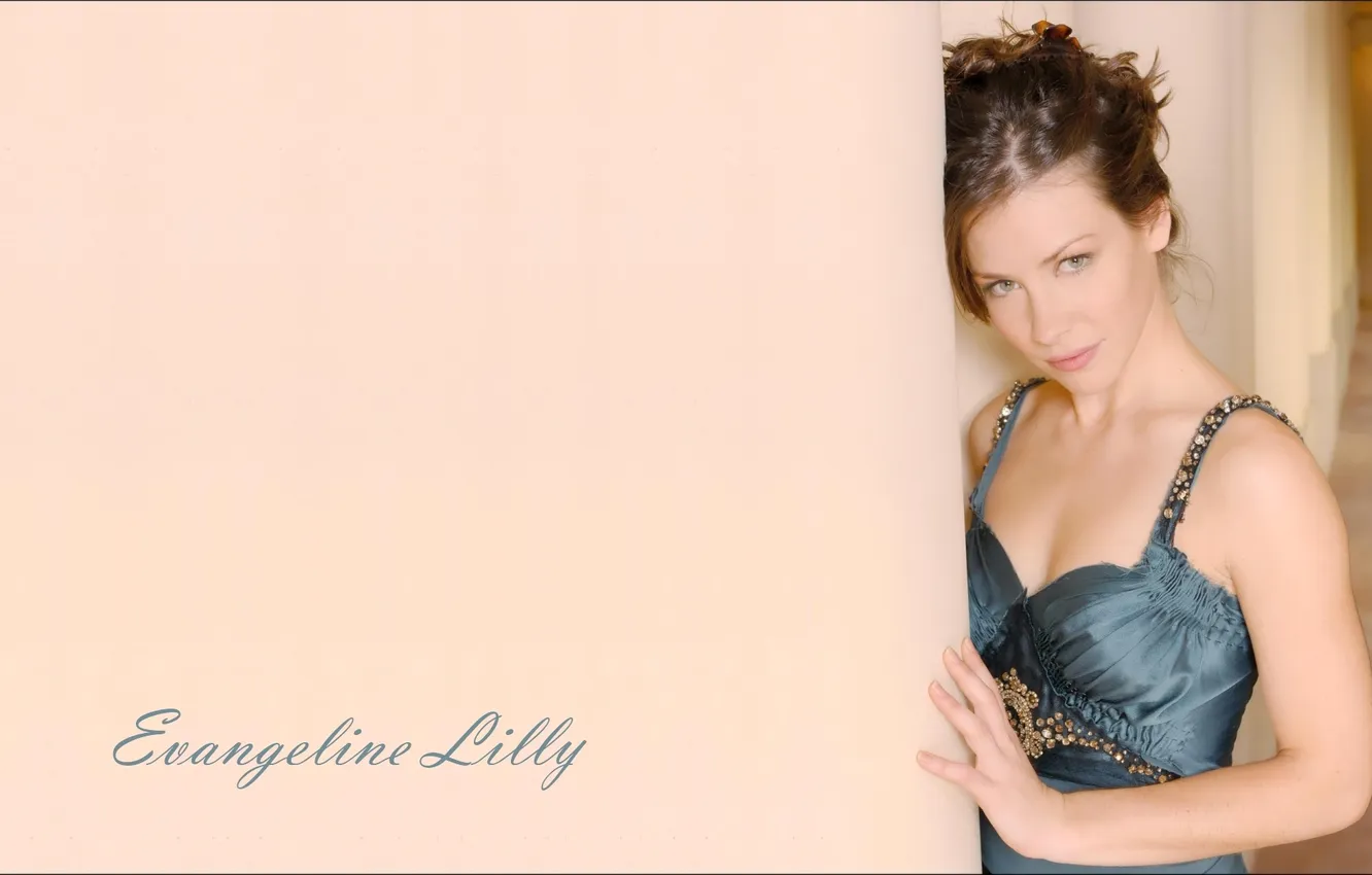 Фото обои взгляд, девушка, стена, надпись, платье, актриса, красотка, Evangeline Lilly