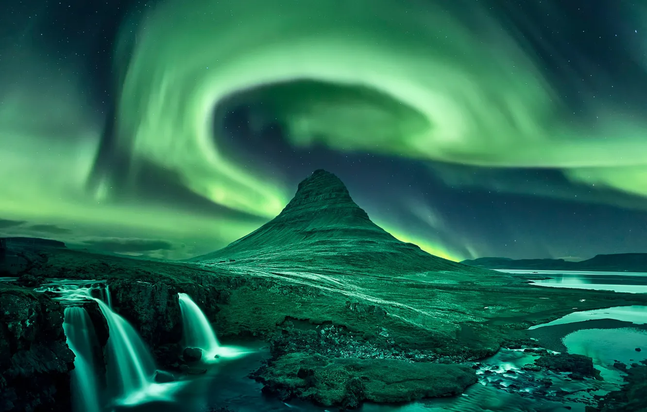 Фото обои небо, ночь, северное сияние, Исландия, гора Kirkjufell