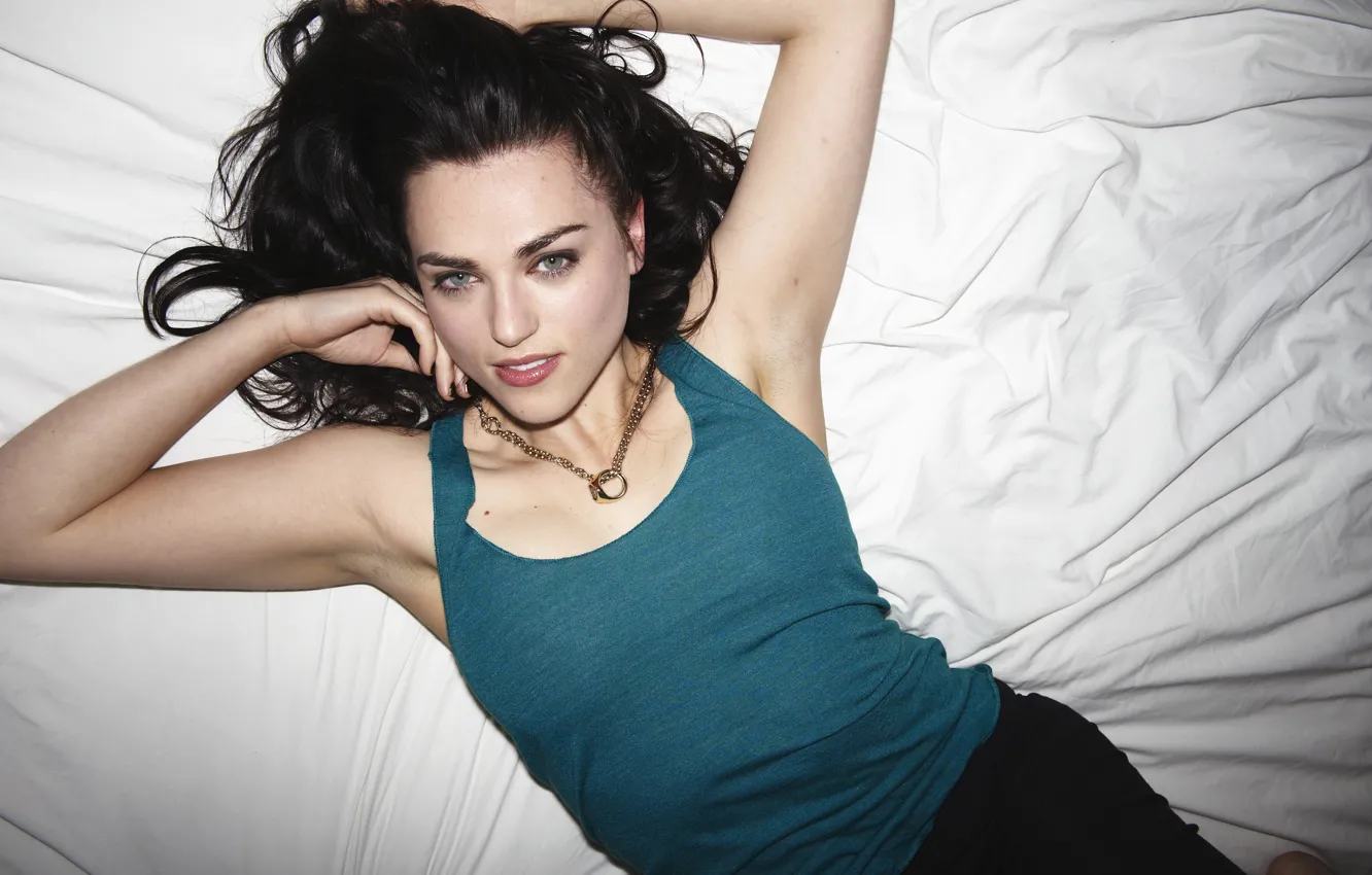 Фото обои взгляд, девушка, украшения, поза, улыбка, актриса, hair, Katie McGrath