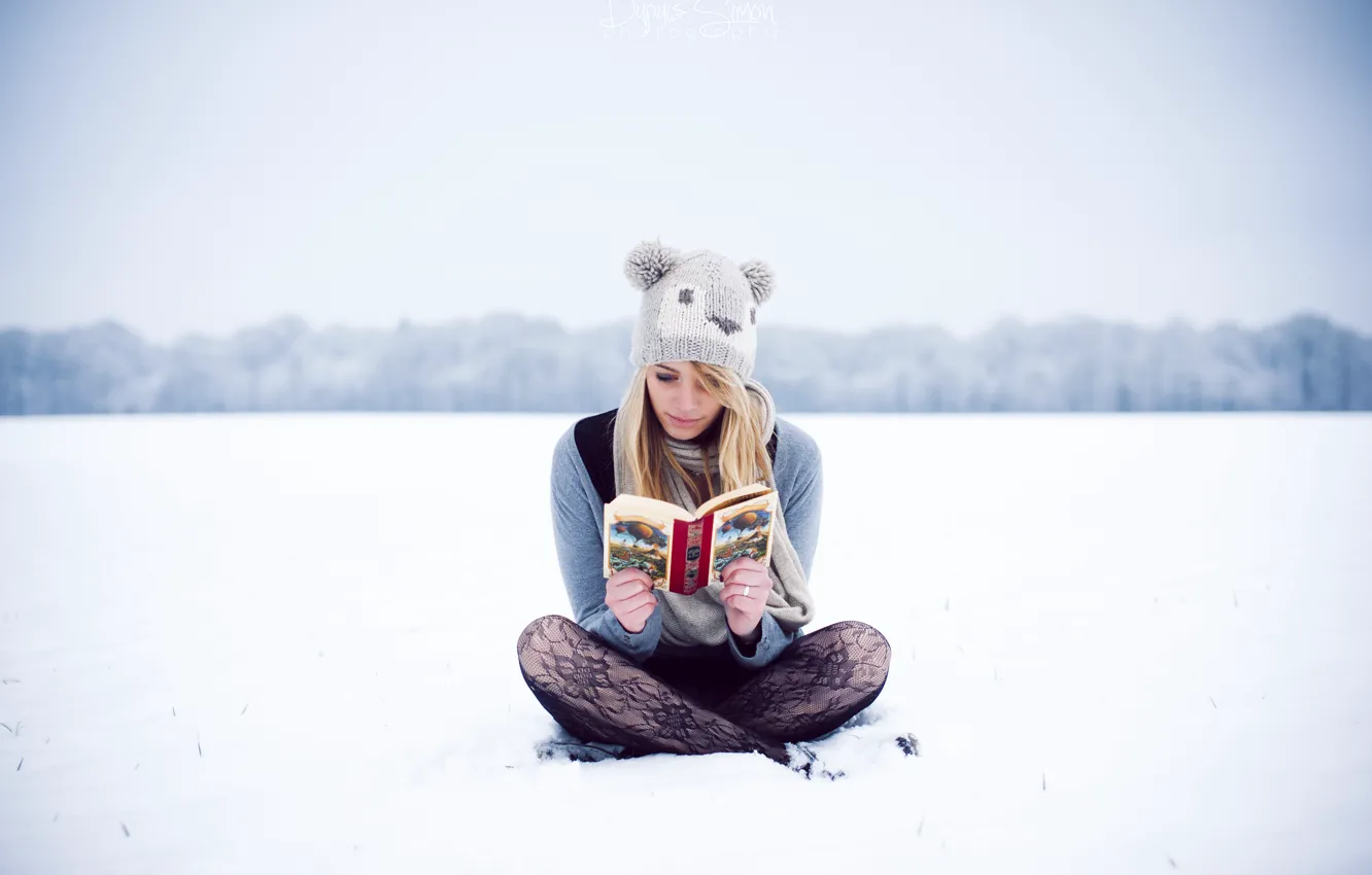 Фото обои зима, девушка, шапка, блондинка, читает