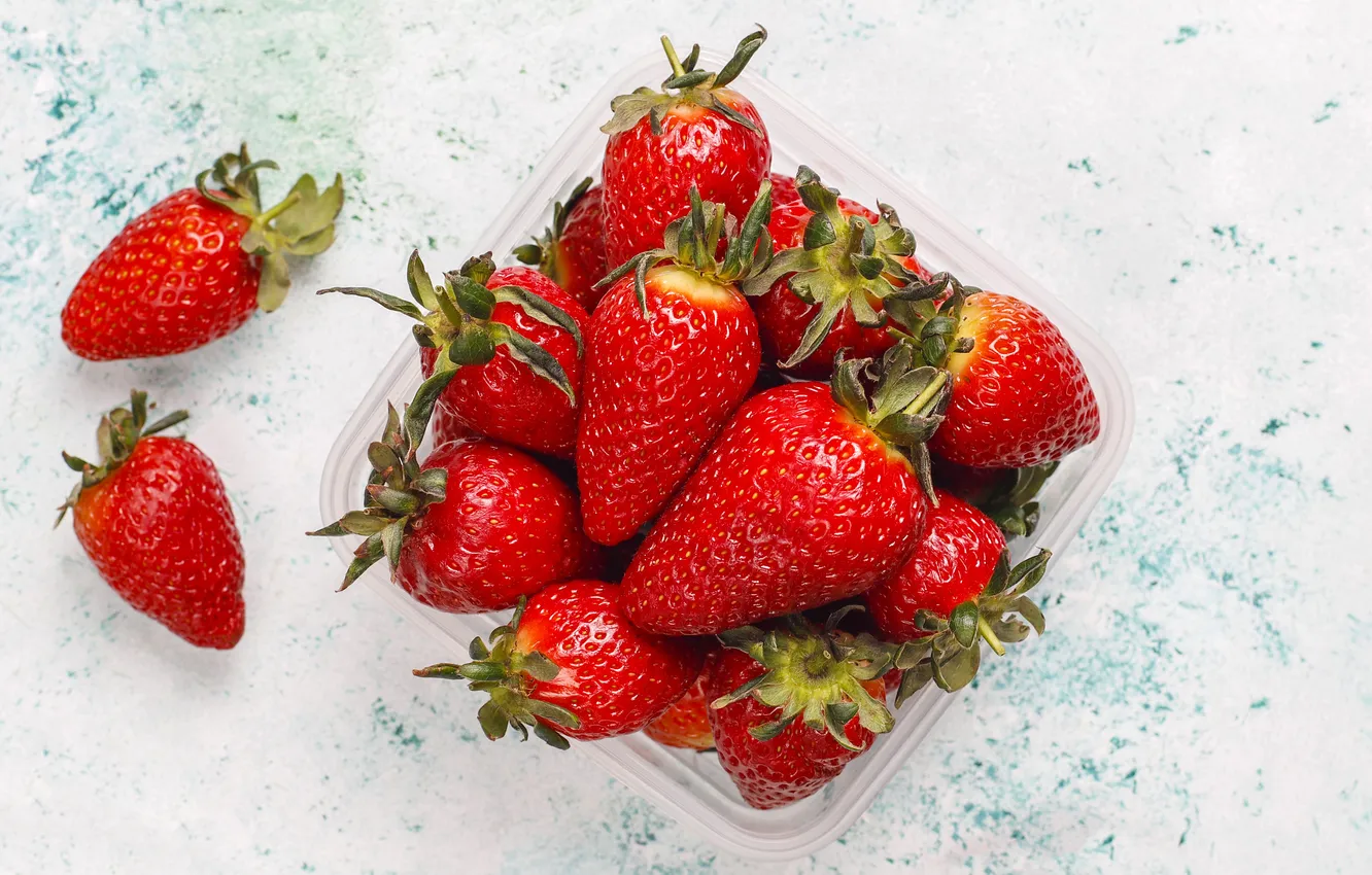 Фото обои light, fresh, strawberries, Juicy