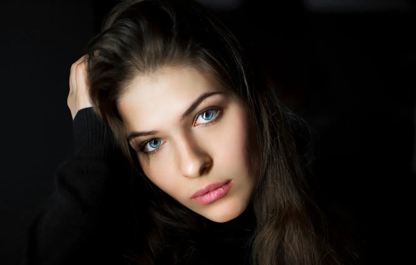 Фото обои взгляд, девушка, лицо, поза, фон, черный, портрет, макияж