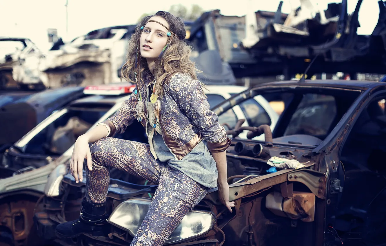 Фото обои fashion, Model, cars, old, jeans, yard, Victoria Claro, Superkind
