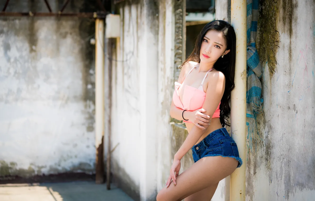 Фото обои Asian, Bokeh, Hands, Pose, Glance, Shorts, Brunette girl
