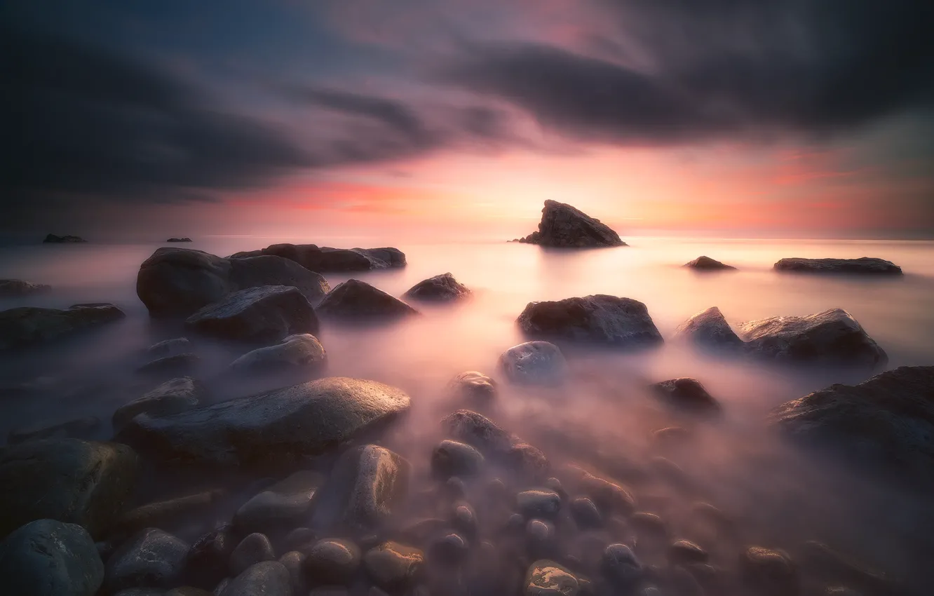 Фото обои море, облака, закат, камни, скалы, берег, вечер, дымка