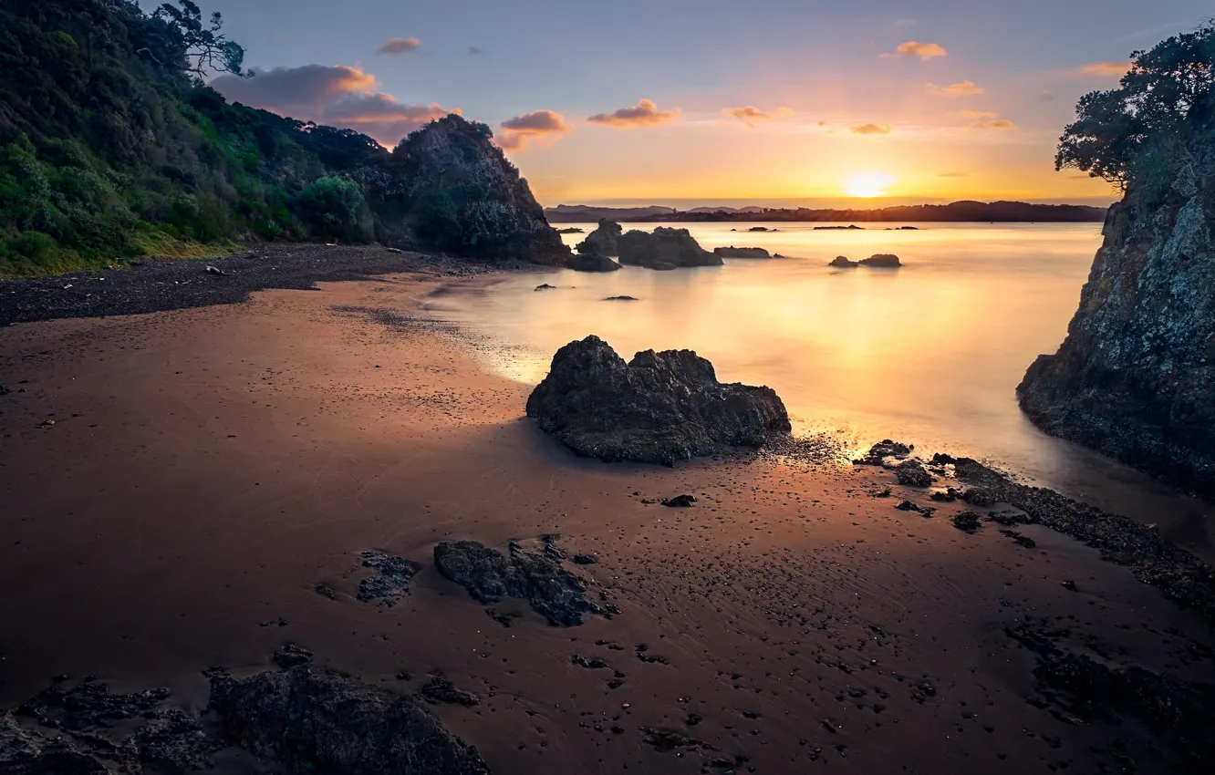 Фото обои песок, море, пляж, облака, свет, закат, камни, скалы