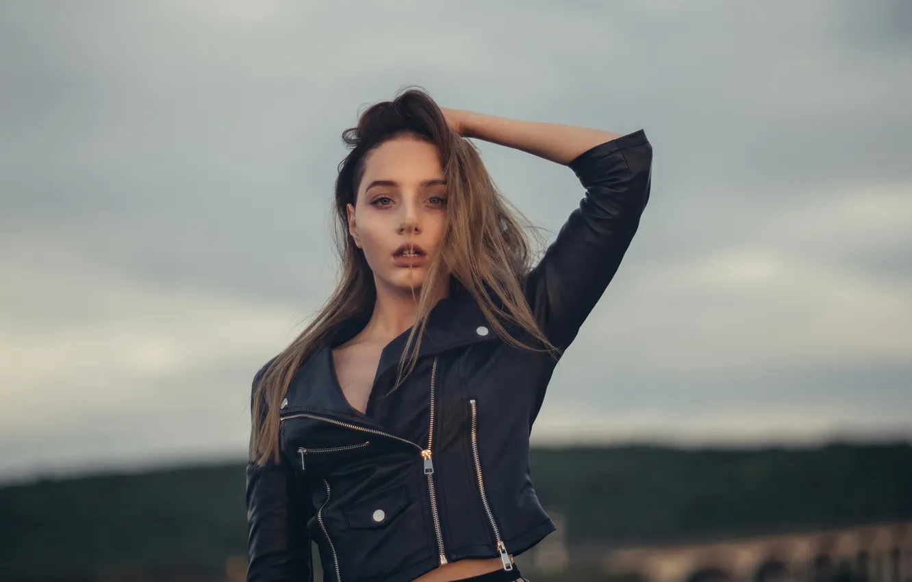 Фото обои model, women, jacket, leather jacket, depth of field, zipper, looking at viewer, women outdoors