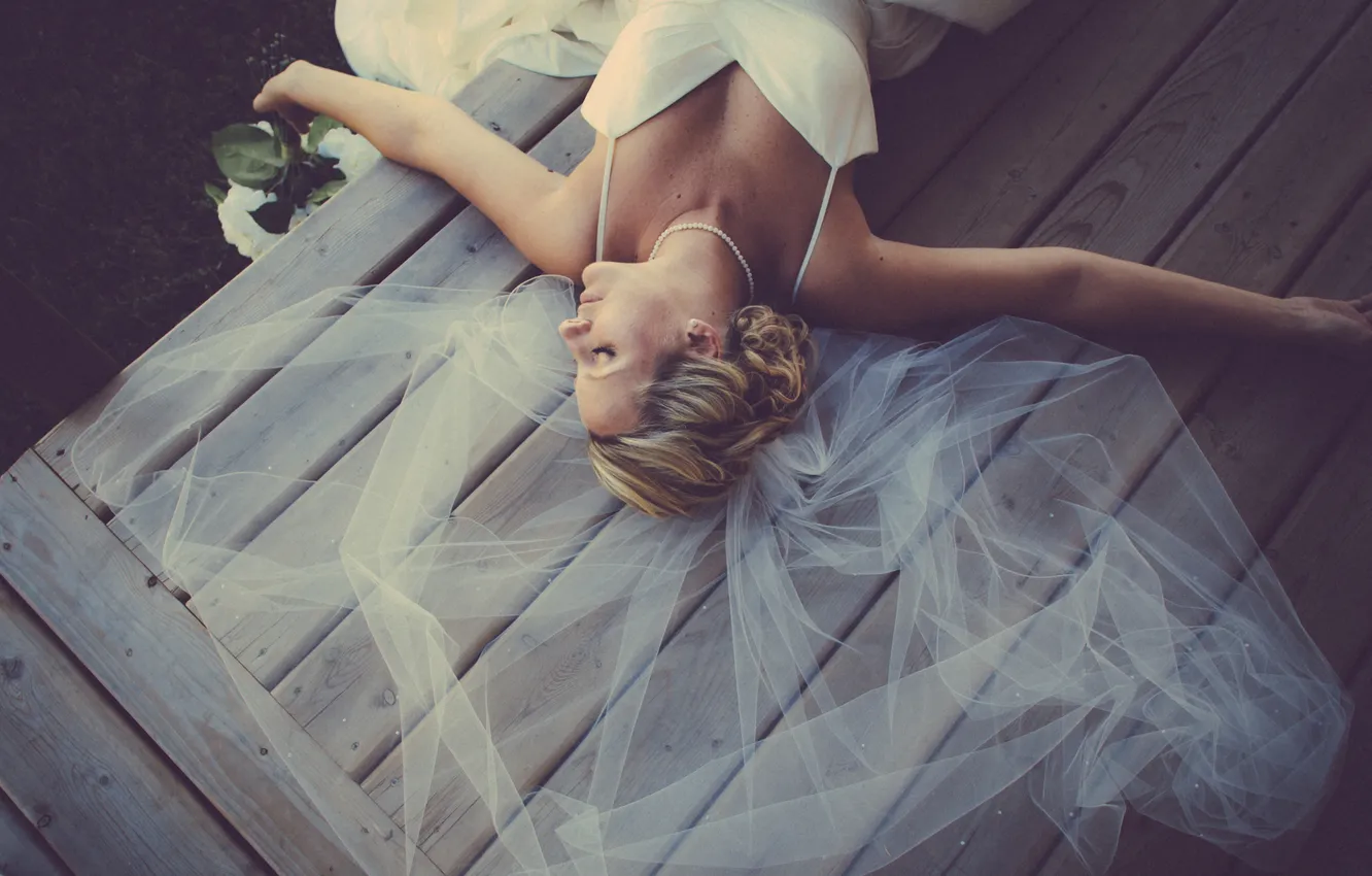 Фото обои платье, лежит, фата, свадебное, девушка. блондинка