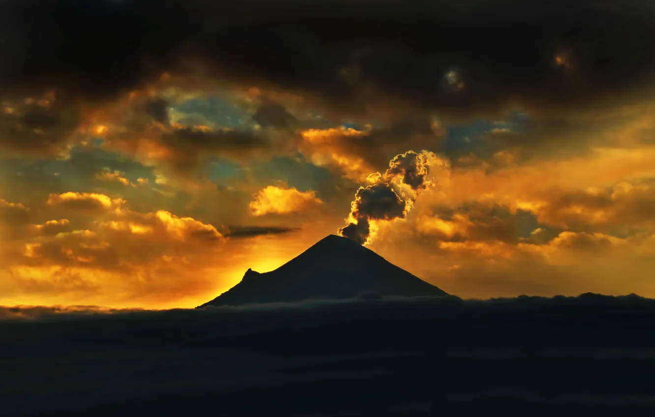 Фото обои небо, облака, рассвет, гора, вулкан