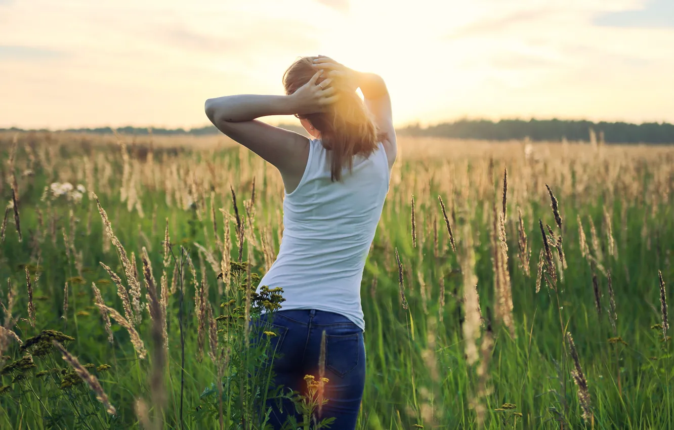 Фото обои поле, трава, девушка, радость, счастье, закат, восход, настроение