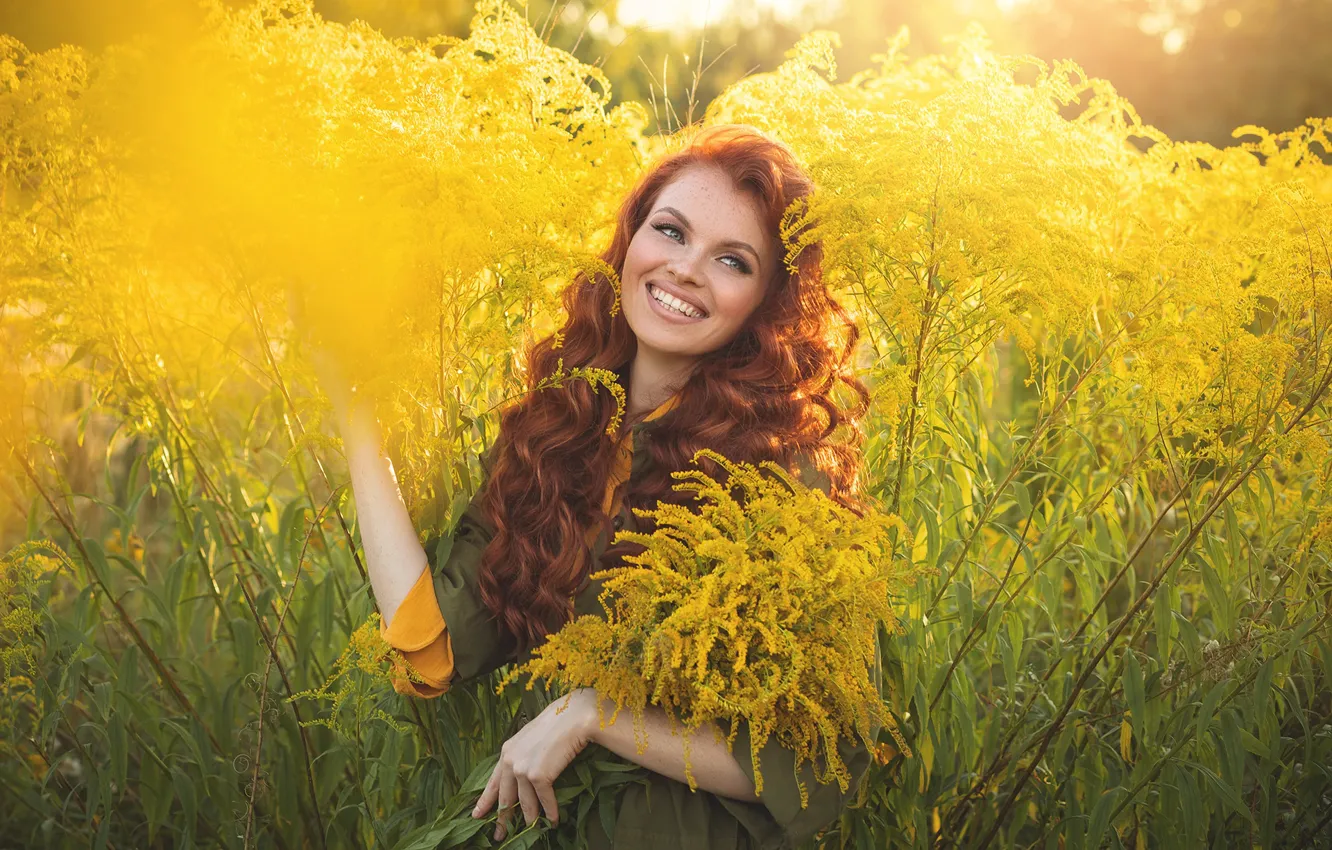 Фото обои девушка, природа, улыбка, рыжая, травы, локоны, Наталья Ветошкина