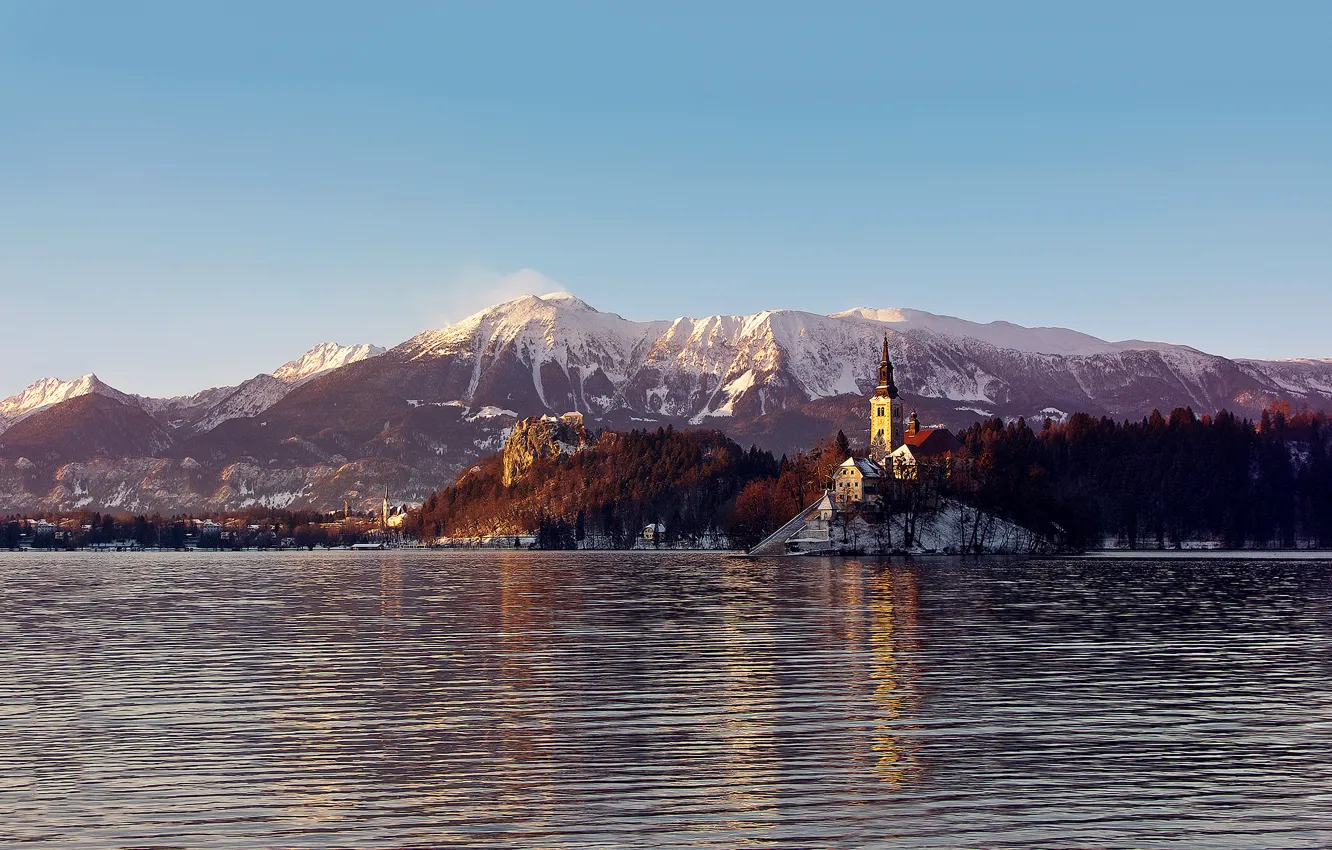 Фото обои зима, лес, снег, озеро, замок, башня, гора, рябь