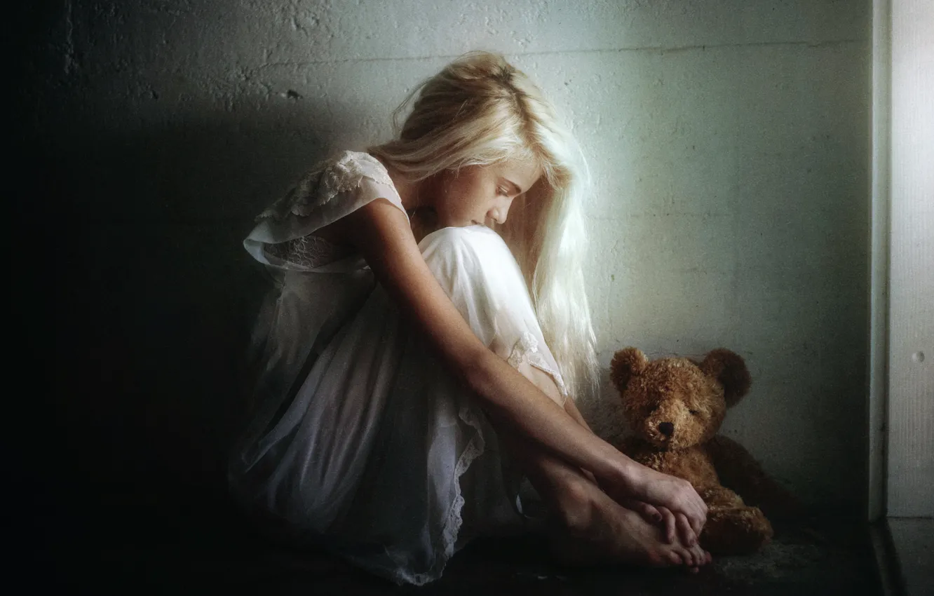 Фото обои грусть, девушка, игрушка, мишка, TJ Drysdale