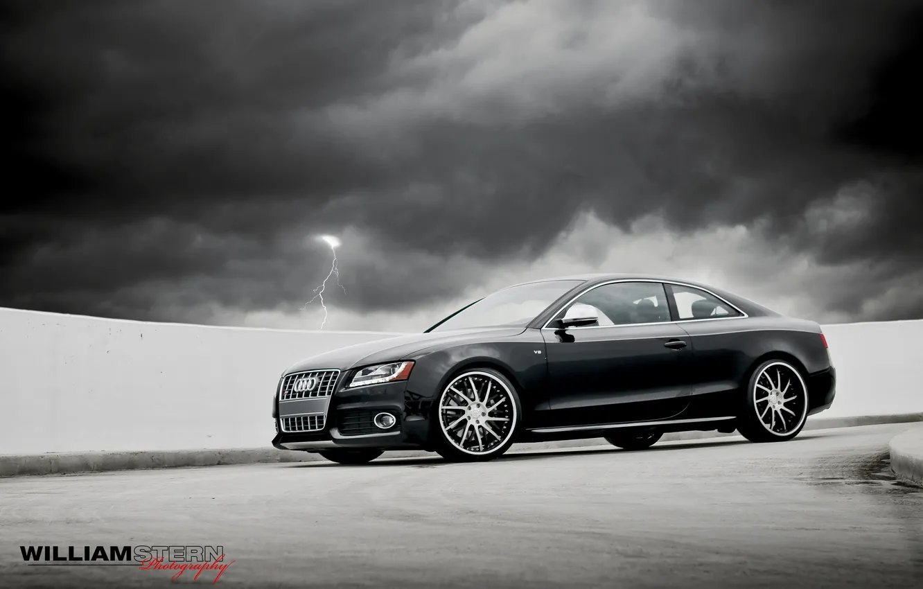 Фото обои небо, тучи, серый, Audi, ауди, молния, купе, парковка
