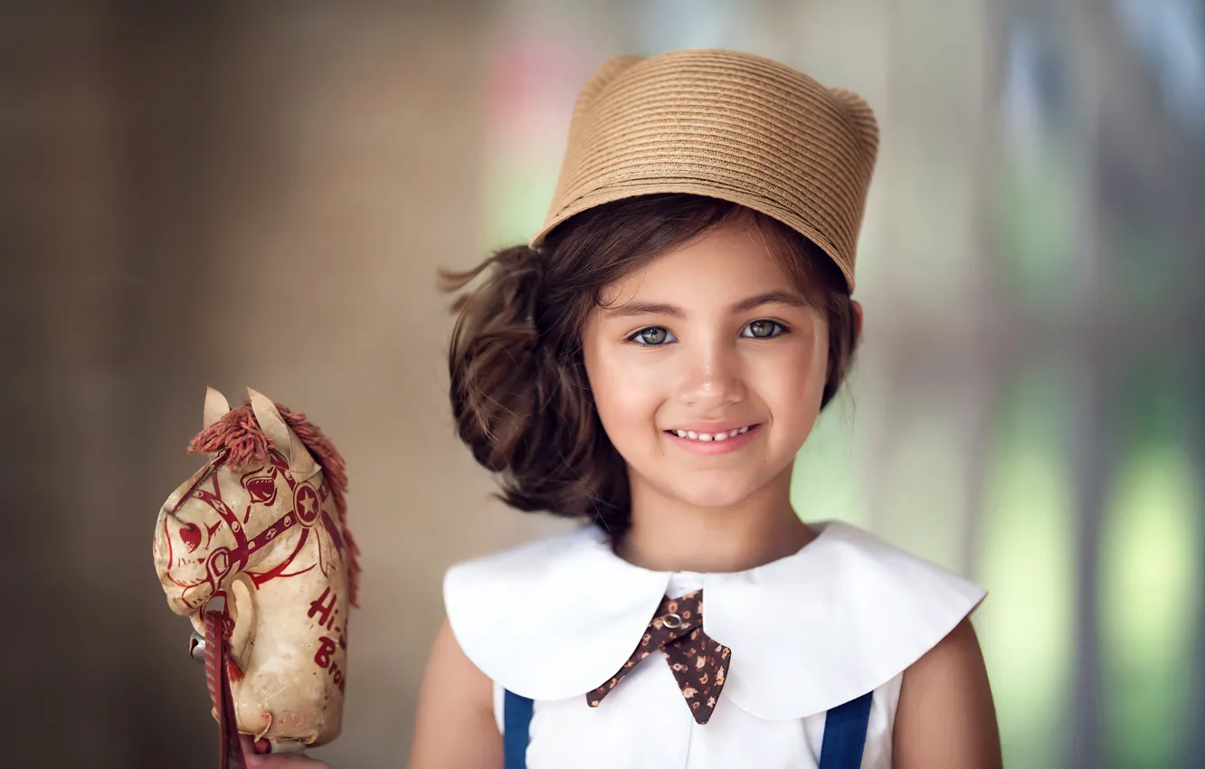 Фото обои шляпа, девочка, vintage, лошадка, toy horse, child photography