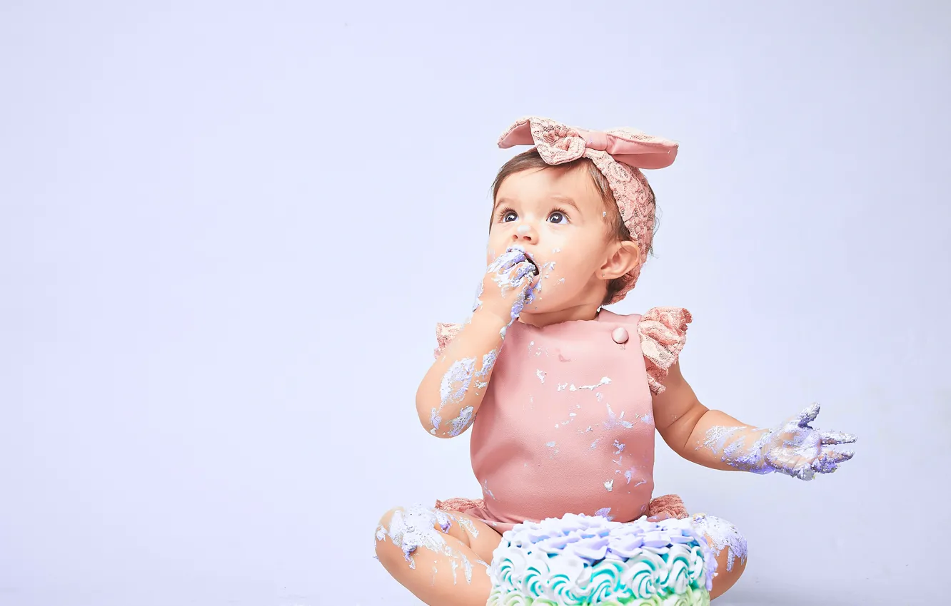 Фото обои фон, девочка, торт, бантик, малышка, крем, чумазая