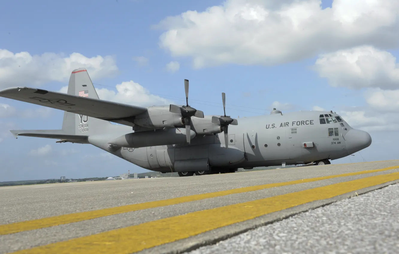 Фото обои облака, самолет, аэродром, Lockheed, военно-транспортный, Hercules, C-130, US Air Force