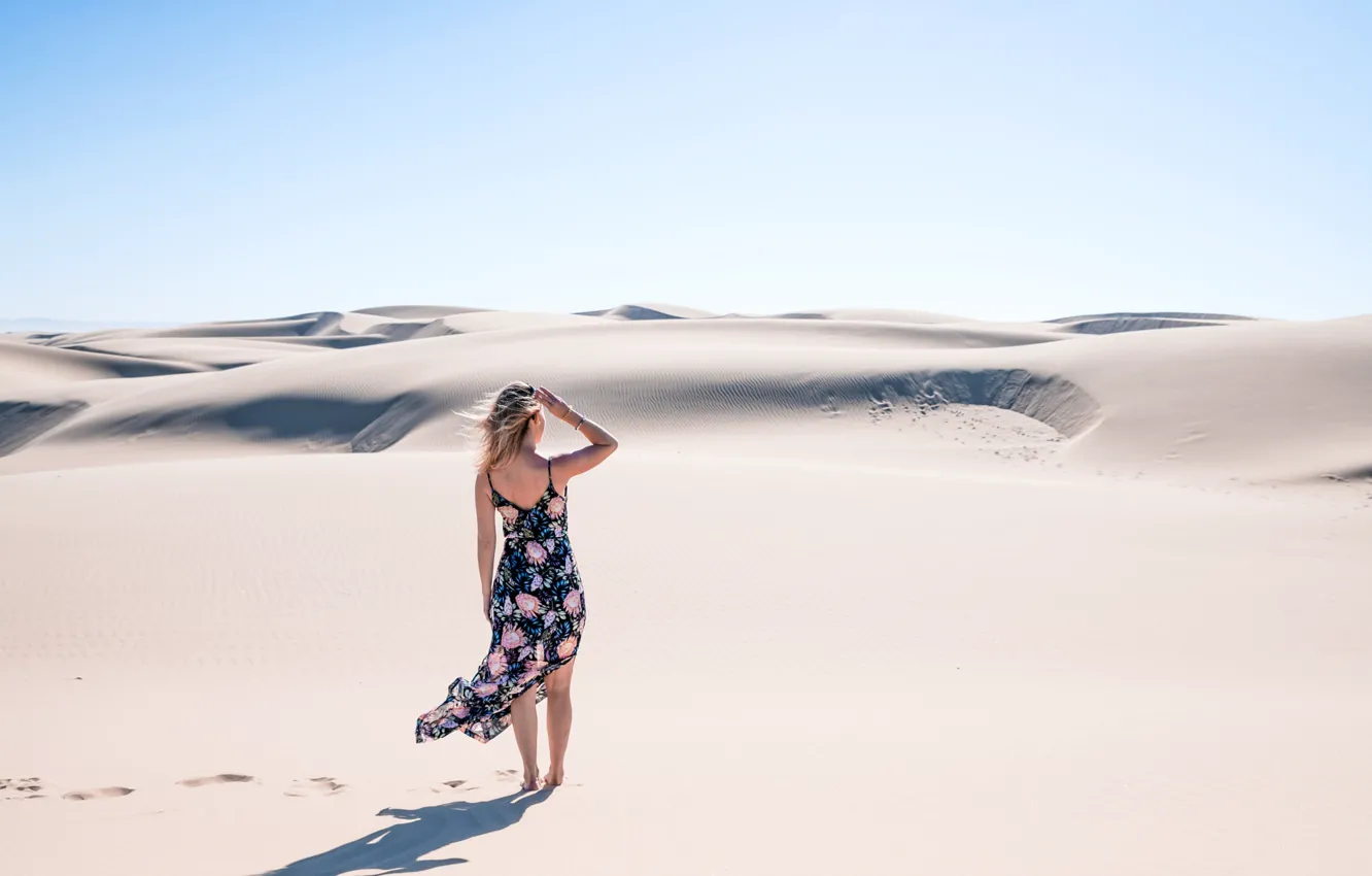 Фото обои песок, небо, девушка, солнце, природа, барханы, поза, пустыня