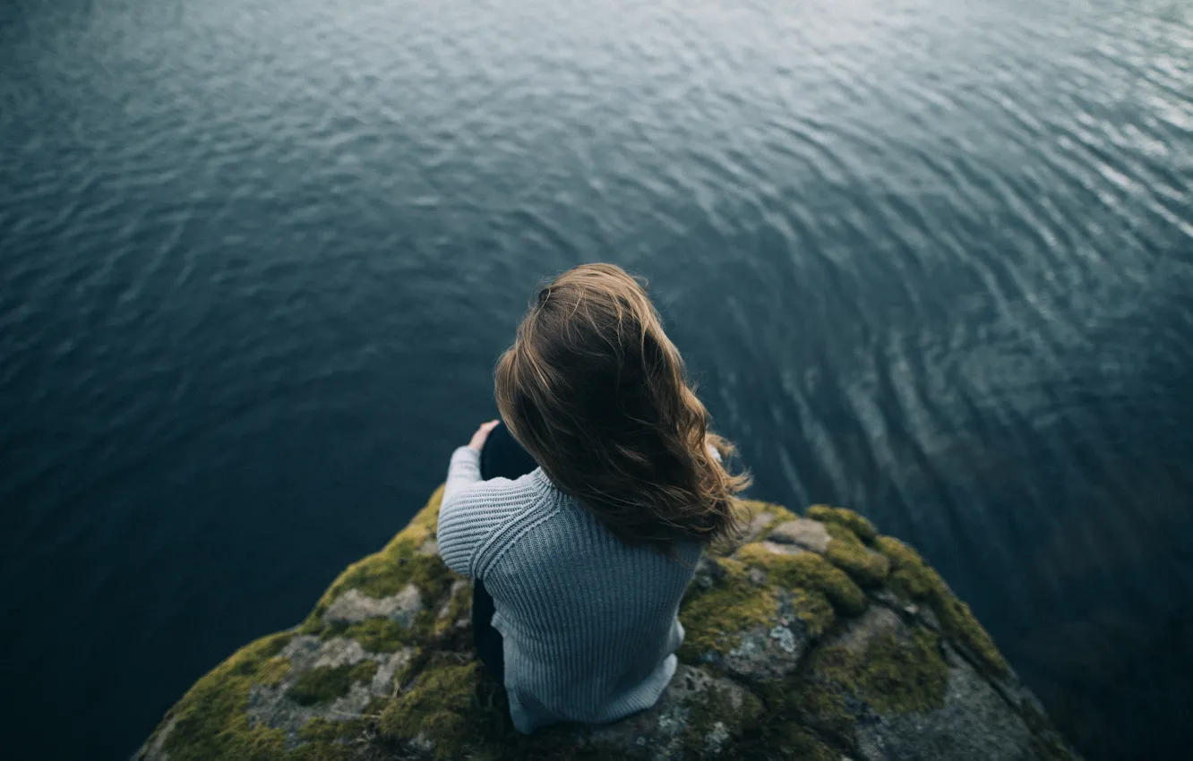 Фото обои море, девушка, скала, высота, мох, шатенка, свитер, боке