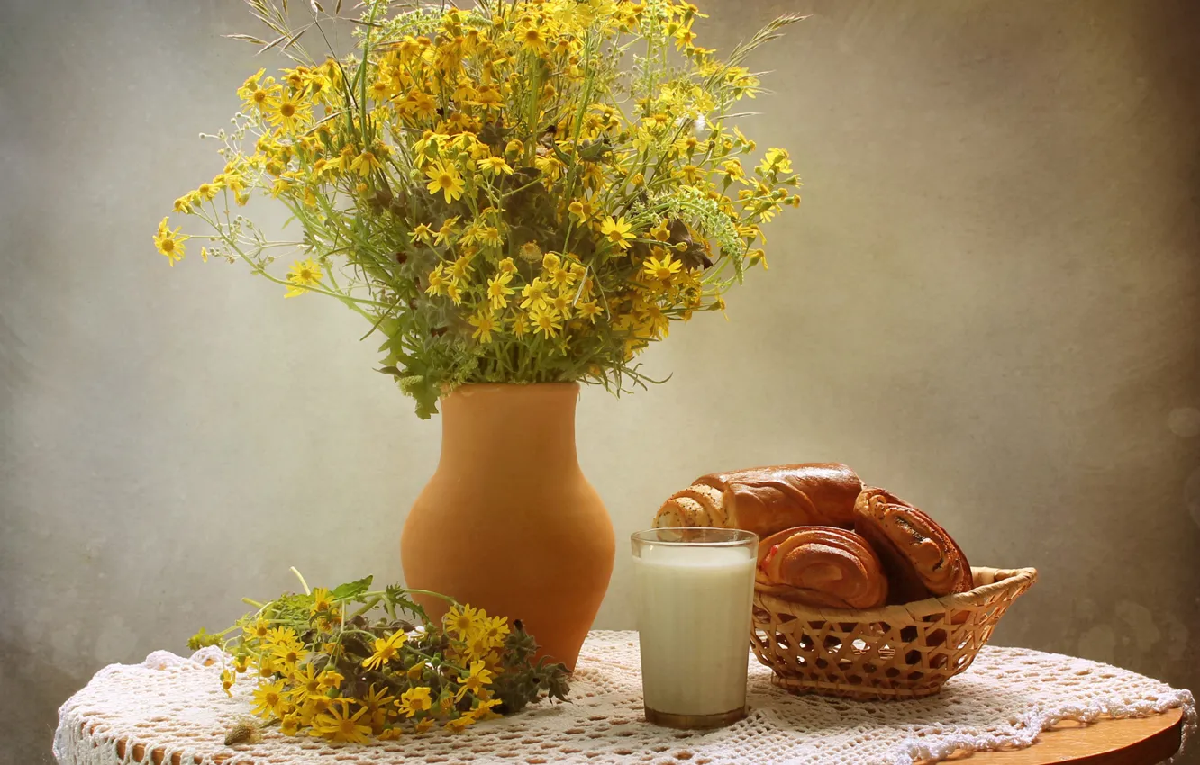 Фото обои цветы, стакан, стол, ромашки, молоко, ваза, натюрморт, сдоба
