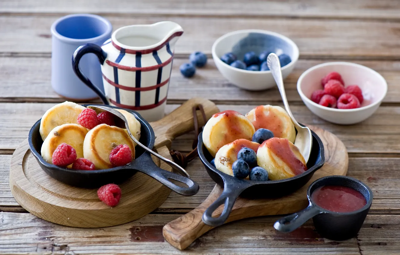 Фото обои ягоды, малина, доски, посуда, голубика, молочник, сырники, сковородки