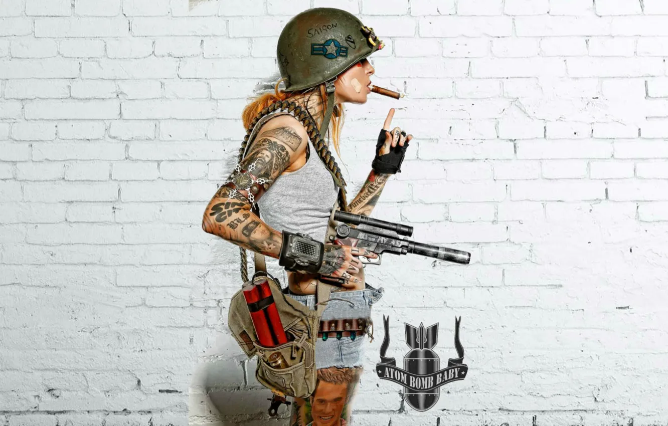 Фото обои девушка, оружие, фон, сигара, fallout, татуировки, каска, динамит