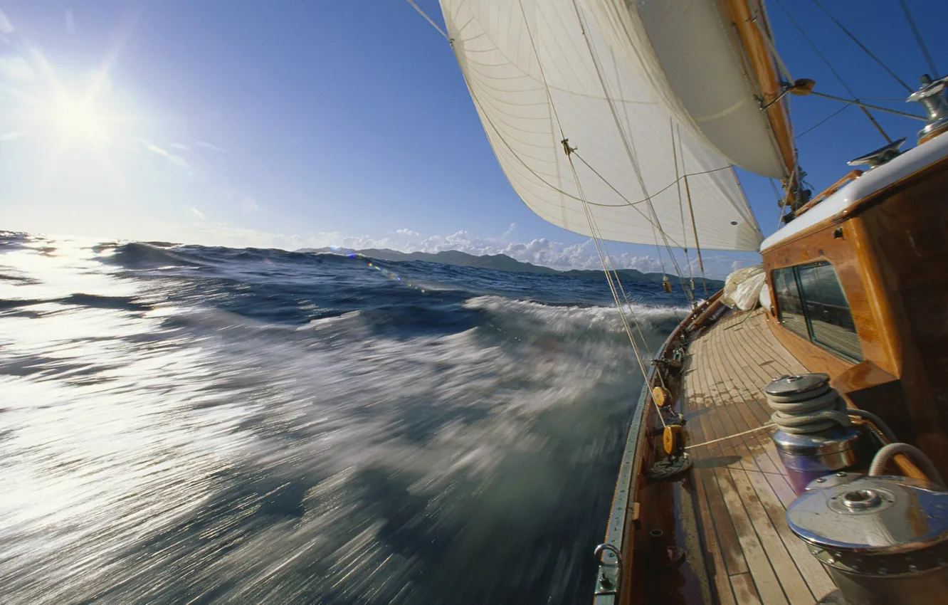 Фото обои море, волны, солнце, путь, ветер, утро, яхта, парус