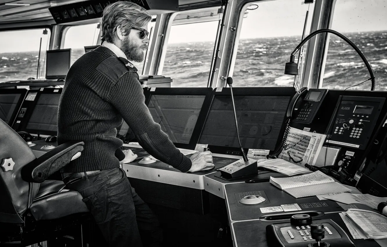 Фото обои sea, bridge, captain, ship, wind