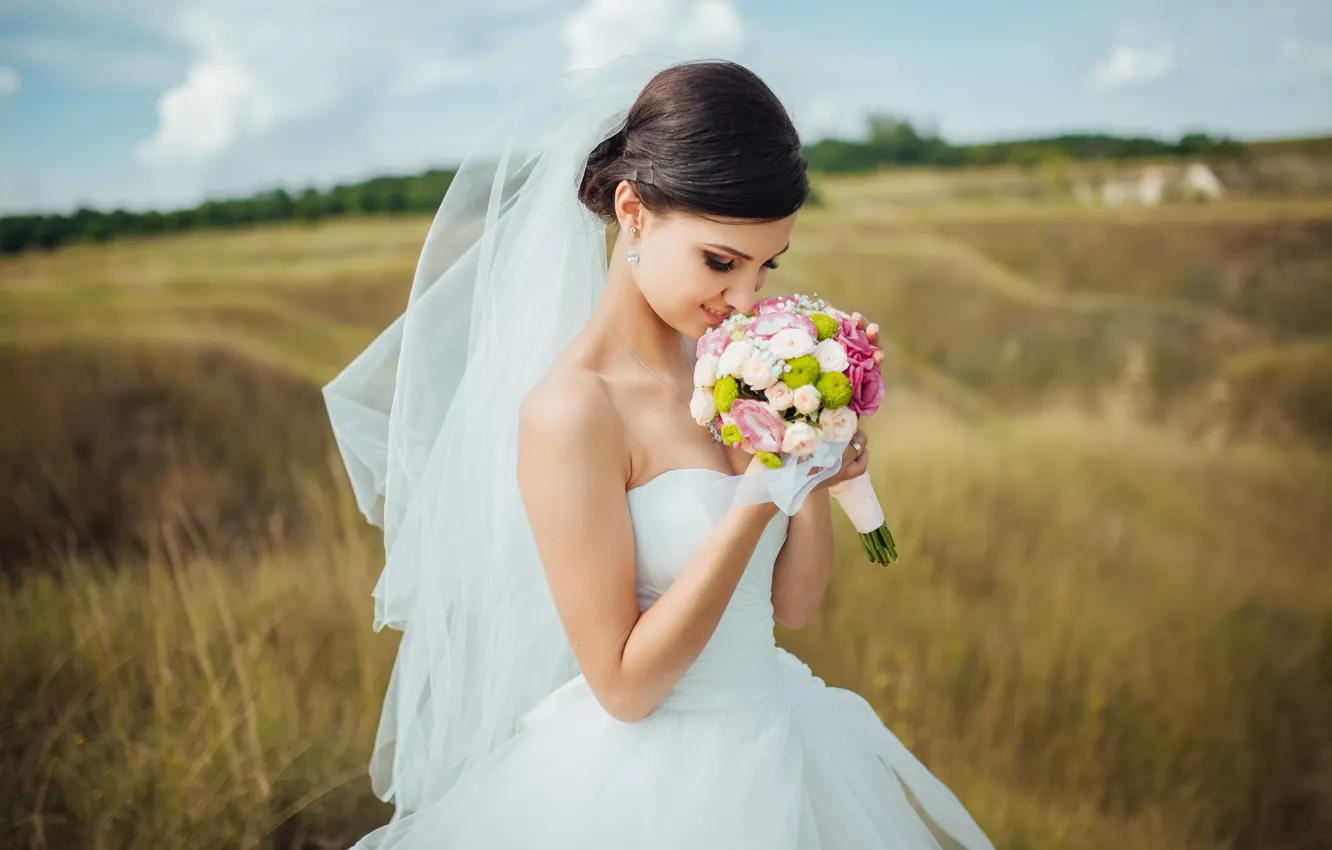 Фото обои поле, небо, трава, девушка, цветы, природа, поза, улыбка