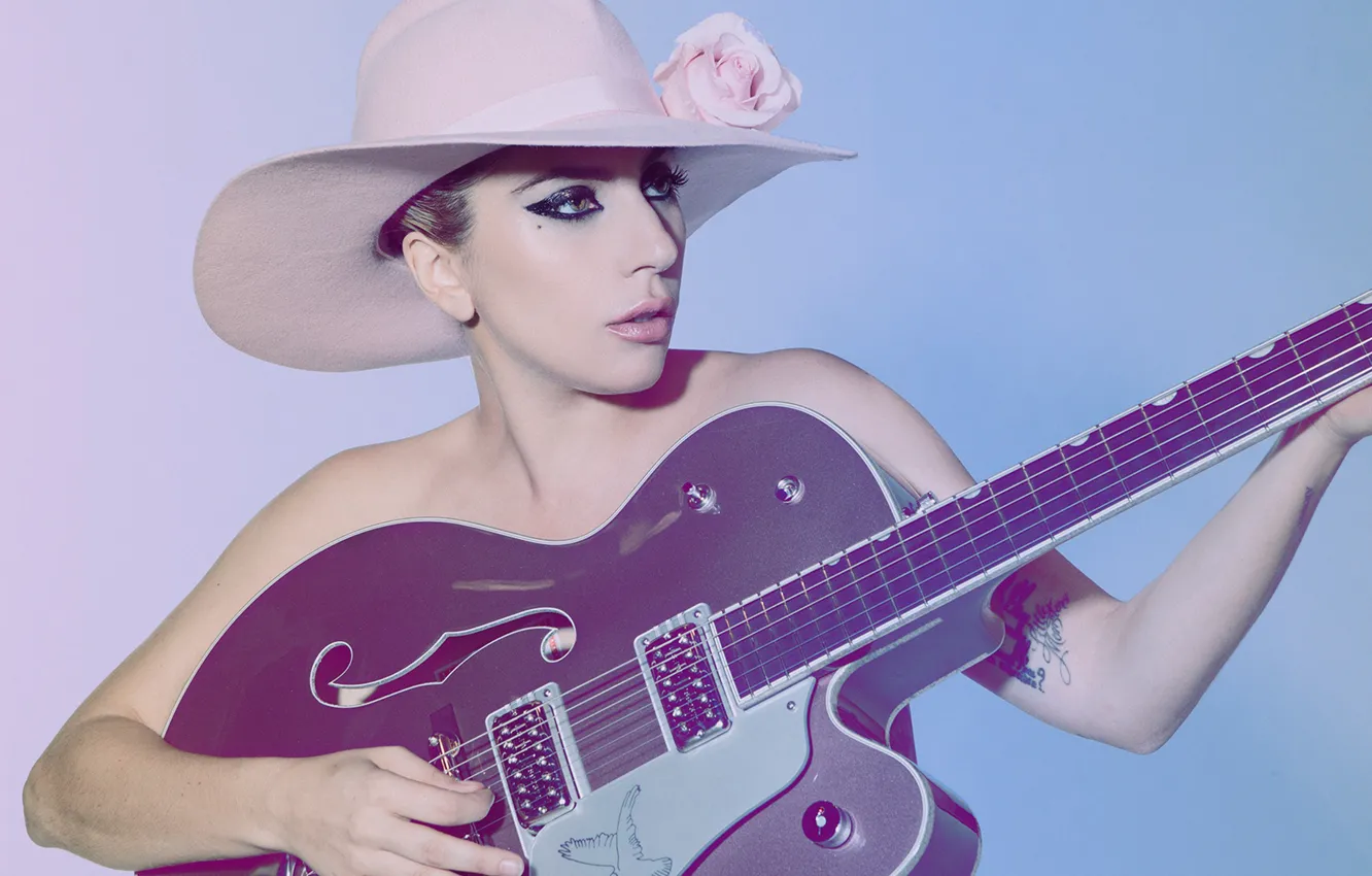 Фото обои фон, гитара, шляпа, макияж, прическа, певица, Леди Гага, Lady GaGa