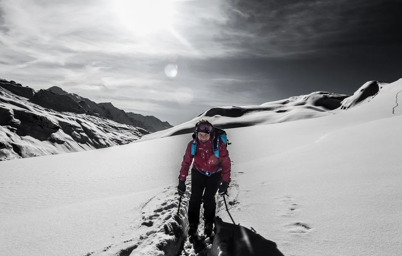 Фото обои зима, солнце, снег, горы, улыбка, трасса, тень, лыжник