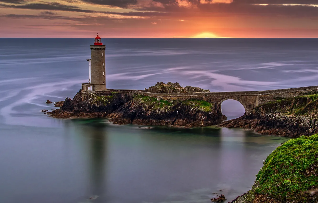 Фото обои море, закат, Франция, маяк, France, Brittany, Плузане, Маяк Пети Мину