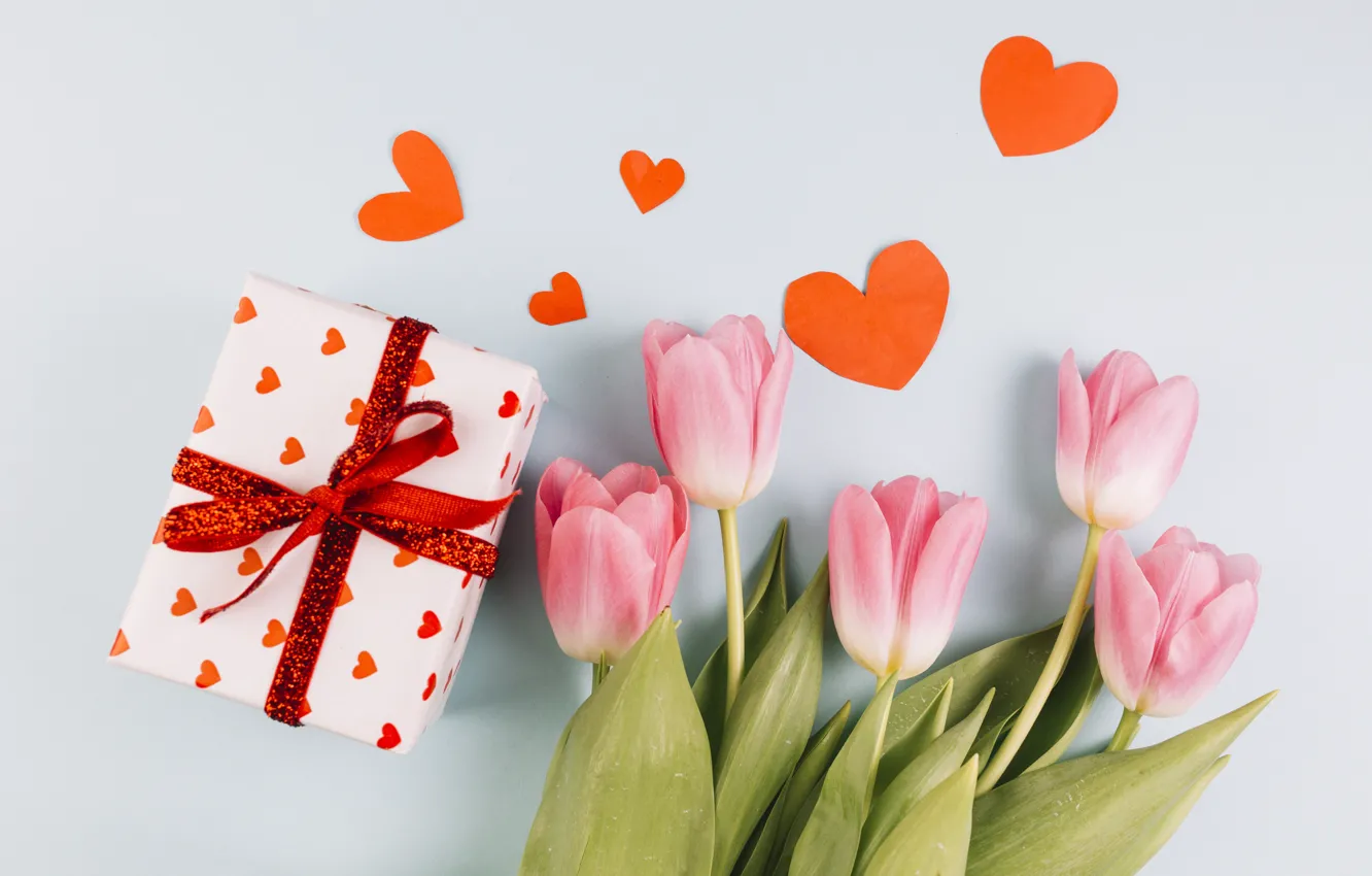 Фото обои подарок, букет, сердечки, тюльпаны