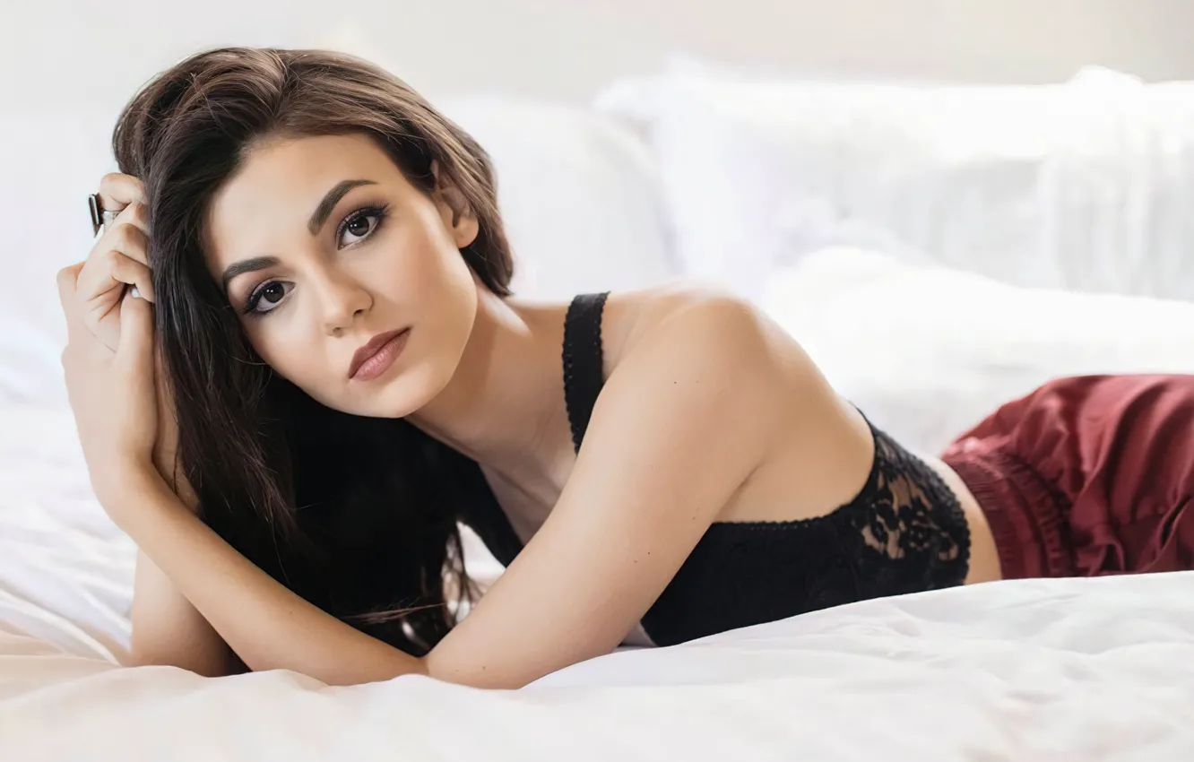 Фото обои взгляд, девушка, актриса, шатенка, красивая, Виктория Джастис, Victoria Justice, лежит на кровати