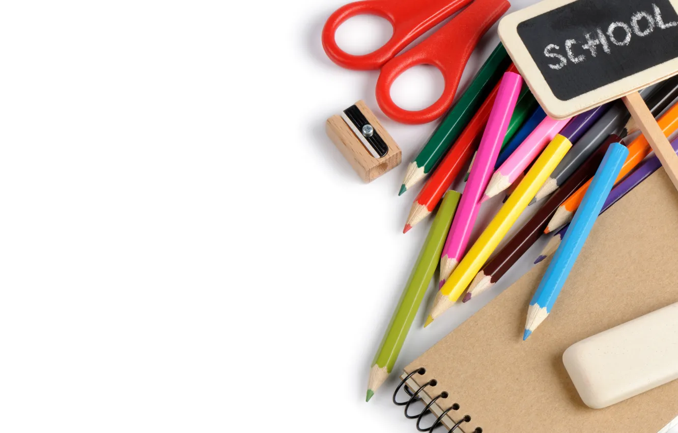 Фото обои карандаши, белый фон, тетрадь, разноцветные, ножницы, точилка, принадлежности, школьные