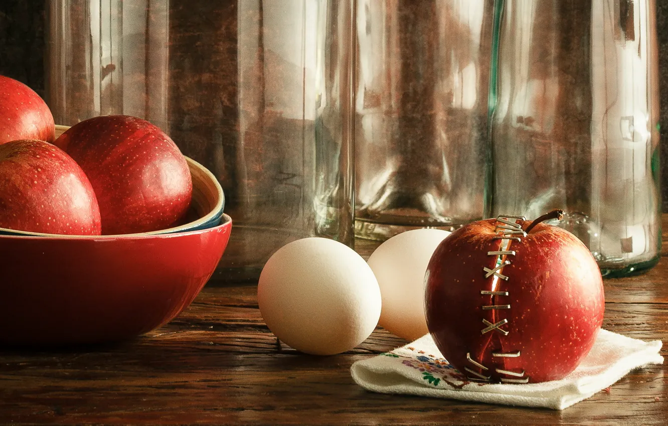 Фото обои стекло, стол, яблоки, яйца, бутылки, натюрморт, половинки, салфетка