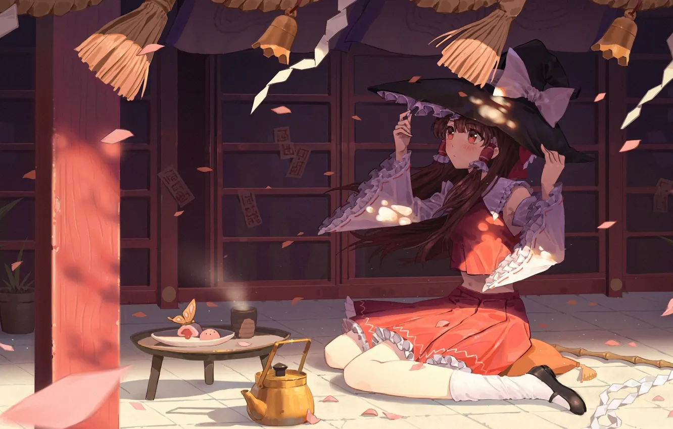 Фото обои чайник, гольфы, жрица, веранда, в шляпе, лепестки сакуры, Hakurei Reimu, Touhou Project